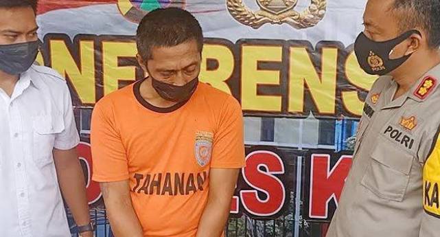 Pria Ini Tega Jual Istri Sah Kehidung Belang,Saat Istri Melayani Pria Lain Dia Ada Dalam Kamar Sambil Melakukan Masturbasi. 