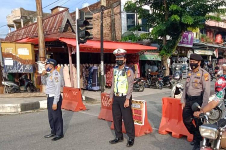 Personel Polres Kampar Lakukan Pengamanan Pasar Ramadhan Jelang Buka Puasa