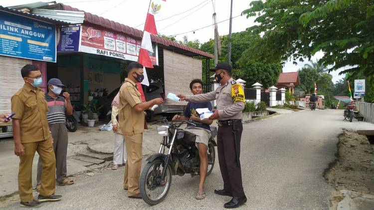 Bhabinkamtibmas Bagan Batu Lakukan PPKM Skala Mikro Covid-19 di 2 Titik