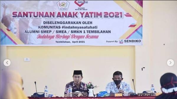 H.Syamsuddin Uti Ketua Dewan Pembina Komunitas Indahnya Satu Hati SMKN 1 Tembilahan Santuni Anak-anak Yatim.