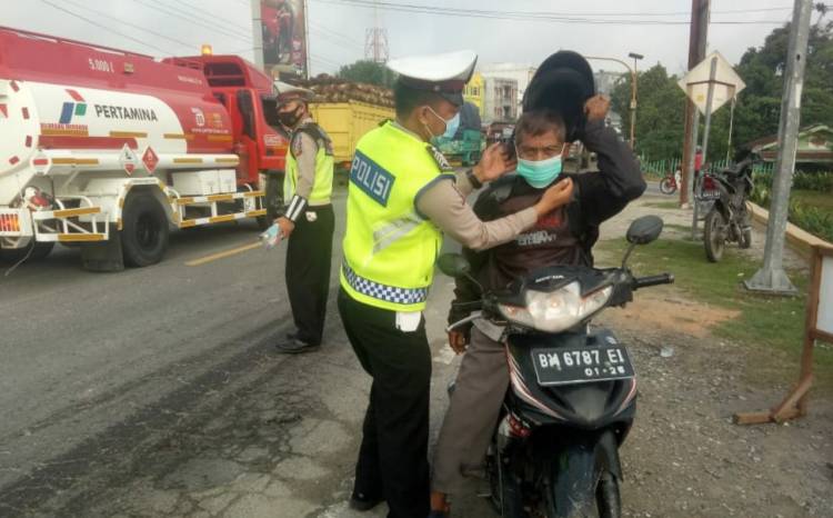 Gelar Ops Keselamatan Lancang Kuning, Satlantas Polres Rohil Bagikan Brosur dan Himbauan