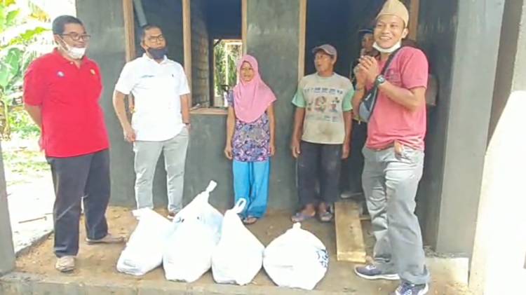 PLN ULP Bagan Batu Gandeng Tim SumbeR Berbagi Sembako Untuk Kaum Dhuafa