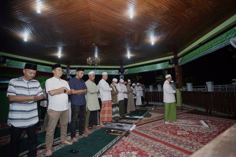 Malam Kedua Ramadan, Bupati Inhil Kembali Gelar Salat Isya dan Taraweh Berjemaah