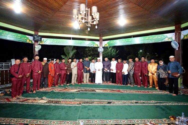 Bupati Inhil HM Wardan Salat Tarawih Bersama Masyarakat Kecamatan Kemuning