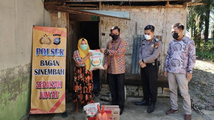 Enam Warga Kurang Mampu Terima Sedekah Jum'at dan Zakat Profesi dari Polsek Bagan Sinembah