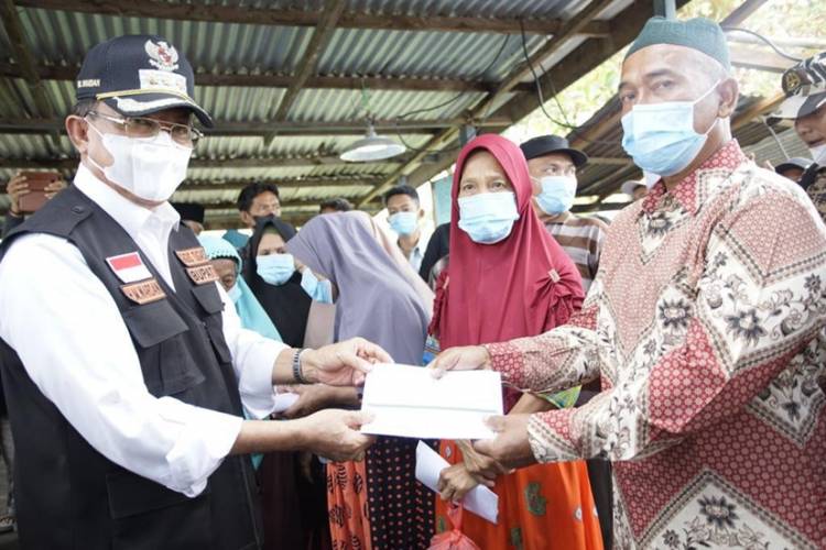 Bupati Inhil Berikan Bantuan Korban Kebakaran Komplek Rumah Cungkil Tanah Merah