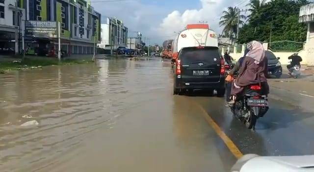 Bahaya, Proyek Drainase Kementrian PUPR di Rohil Dipenuhi Air Hingga Meluap ke Jalan