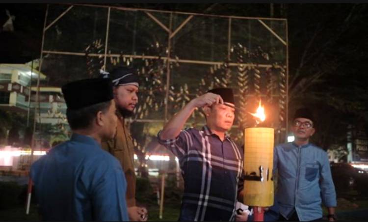 Dalam Rangka Menyambut Bulan Suci Ramadan 1443 H Sekretariat DPRD Provinsi Riau Menyalakan Lampu Colok