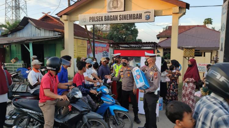 Hari ke 2 Puasa Ramadhan, Polsek Bagan Sinembah Berbagi Takjil Gratis