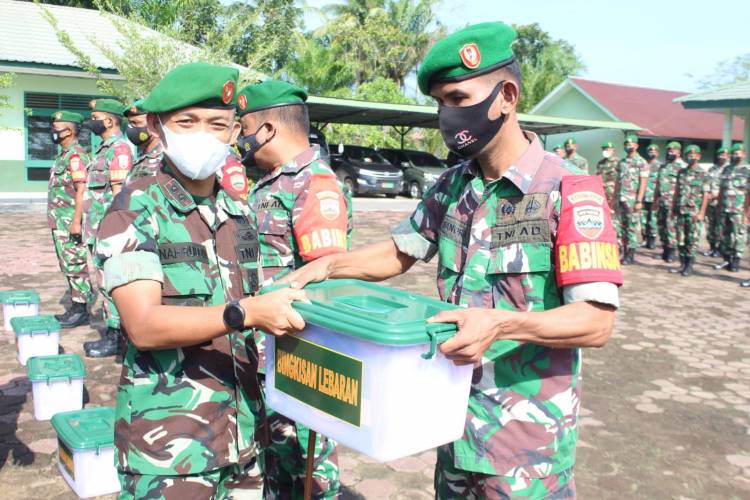 Dandim 0314/lnhil Serahkan Bingkisan Lebaran kepada Prajurit yang Berhak Mendapatkannya