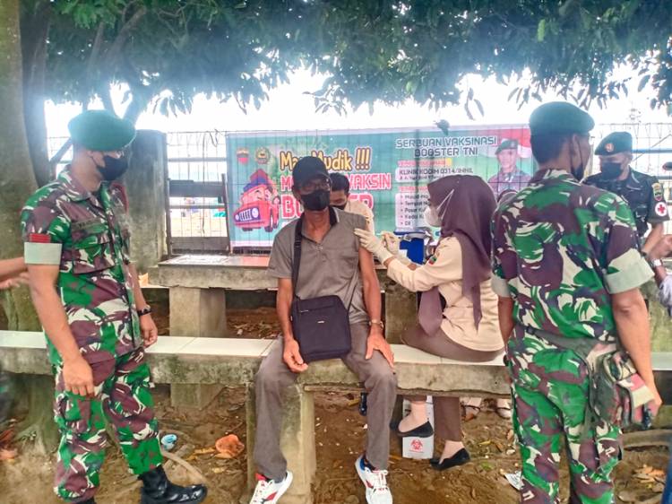 Masuki Minggu ke-2 Ramadan, Kodim 0314/Inhil  Tetap Menggelar Vaksinasi Mobile di Pelabuhan