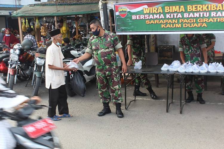 Jelang Ramadan Kodim 0314/lnhil Tetap Lakukan Kegiatan Sosial Bagi-bagi Sarapan ke Kaum Dhuafa