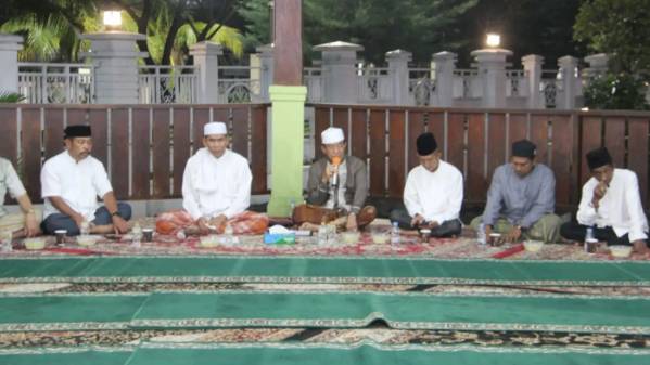 Usai Ibadah  Ramadan Malam ke-18, Bupati Inhil Berdiskusi dengan Masyarakat Pelangiran 