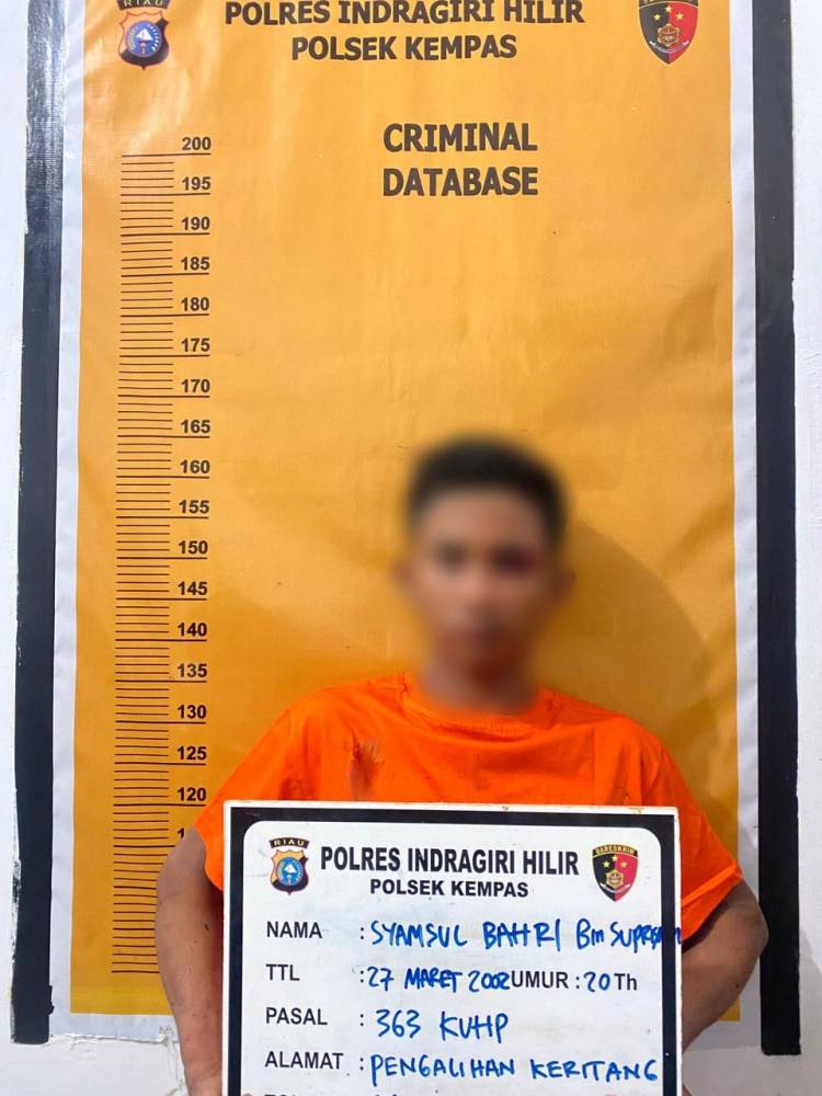 Terekam CCTV Seorang Pemuda Di Inhil Sikat Kotak Amal Masjid