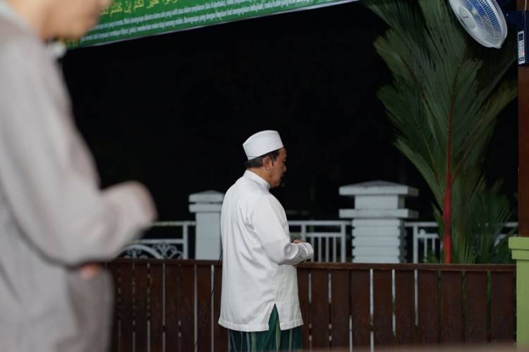 Bupati Inhil HM.Wardan Jadi Imam Salat Isya dan Tarawih Berjemaah