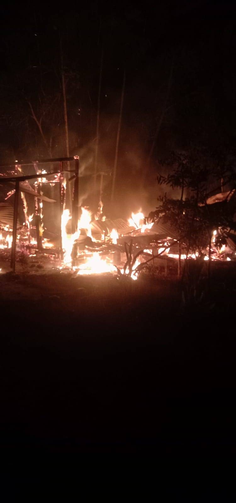 Polsek Tempuling Bantu Evakuasi Korban Kebakaran