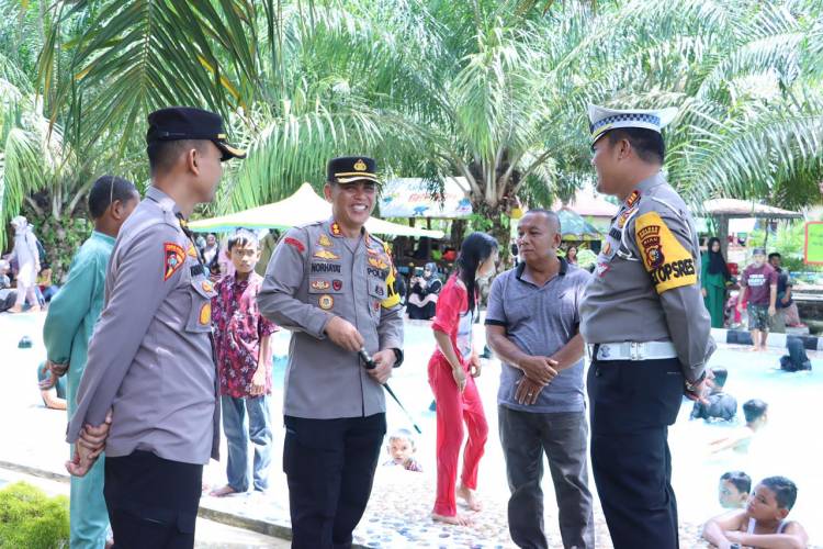 Kapolres Inhil AKBP Norhayat Pimpin Patroli Wisata Diologis Di Taman Wisata Kampar