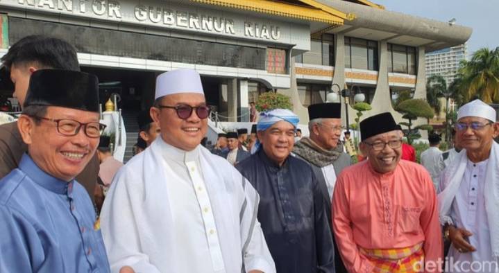 Rusli Zainal Mantan Gubernur Riau Usai Salat Idul Fitri Di Halaman Kantor Gubernur Riau Jadi Rebutan Foto Dengan Masyarakat