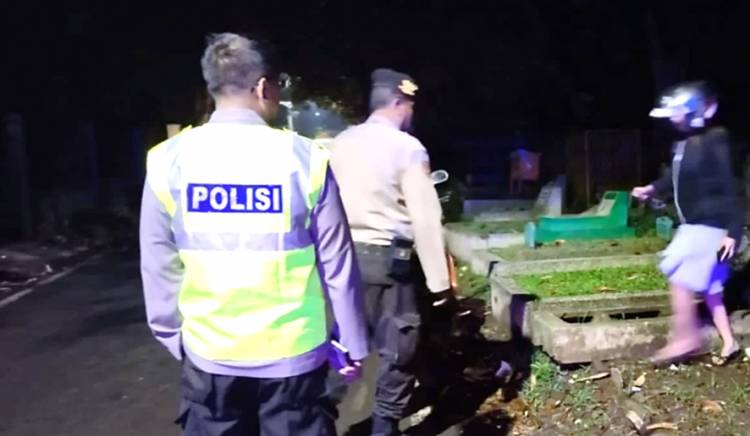 Polisi Amankan Pocong yang Ganggu Warga di TPU Samaan, Kota Malang 