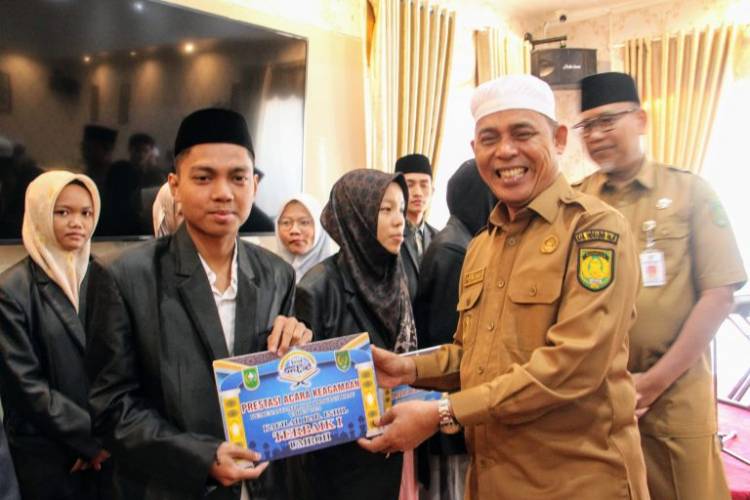 Pj Bupati Inhil Herman Serahkan Bonus Pada Kafilah Inhil Pada Ajang MTQ Prov Riau Di Kota Dumai