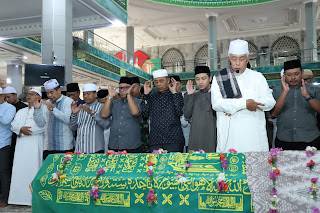 Pj Bupati Inhil Herman Ikut menyolatkan Almarhum H Indra Muklis Mantan Bupati Inhil