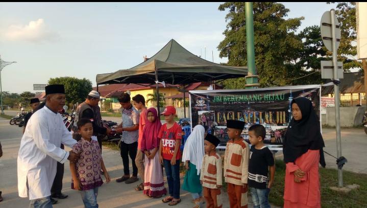 Komunitas Motor Klasik Rupat Bagi-bagi Takjil dan Santuni Anak Yatim-Piatu