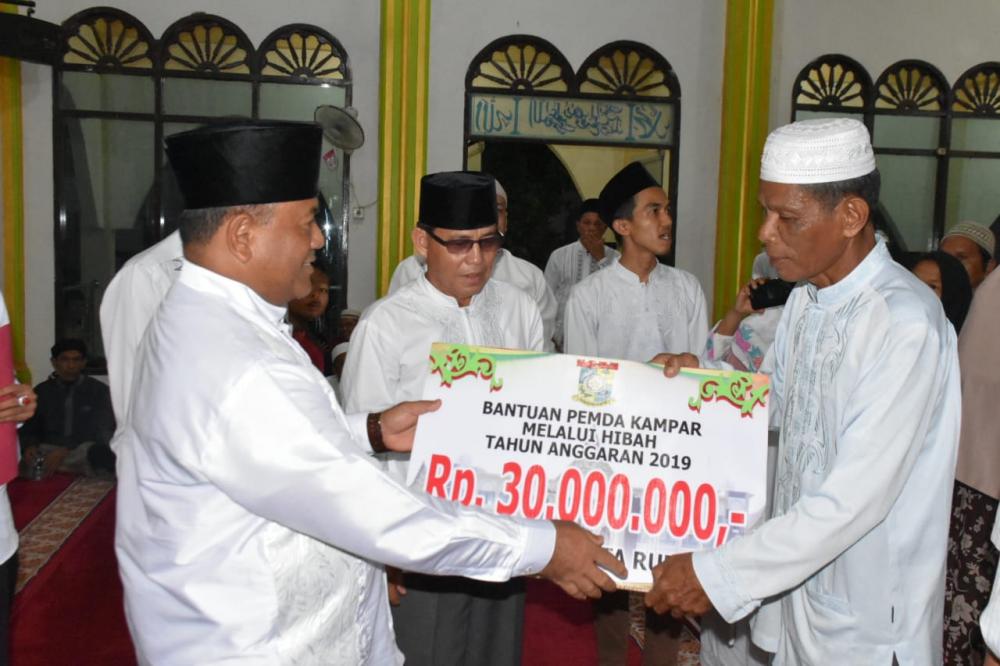 Sekda Kampar Apresiasi Jema'ah Taraweh Sampai Teras Masjid
