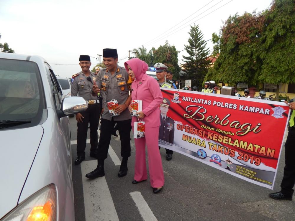 Ops Keselamatan MT 2019 : Polres Kampar Bagi Takjil untuk Pengguna Jalan yang Tertib Berlalulintas