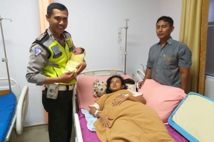 Polisi Lalu Lintas di Riau Selamatkan Ibu Hamil yang Akan Melahirkan Terjebak Macet