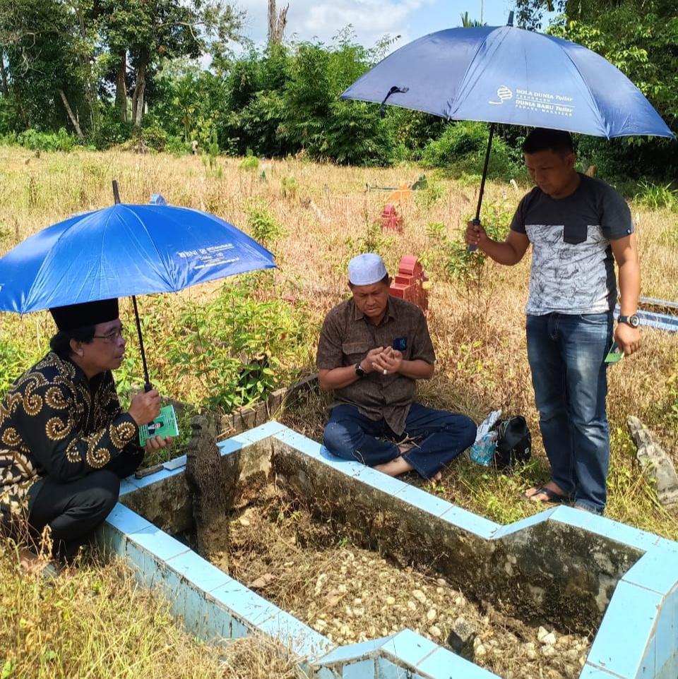 Jelang Ramadhan, Wabub Inhil Ziarah ke Makam Orang Tuanya 