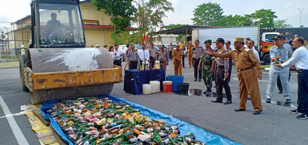 Ratusan Botol Miras dan Petasan Hasil dari K2YD Dimusnahkan Polres Rohil 
