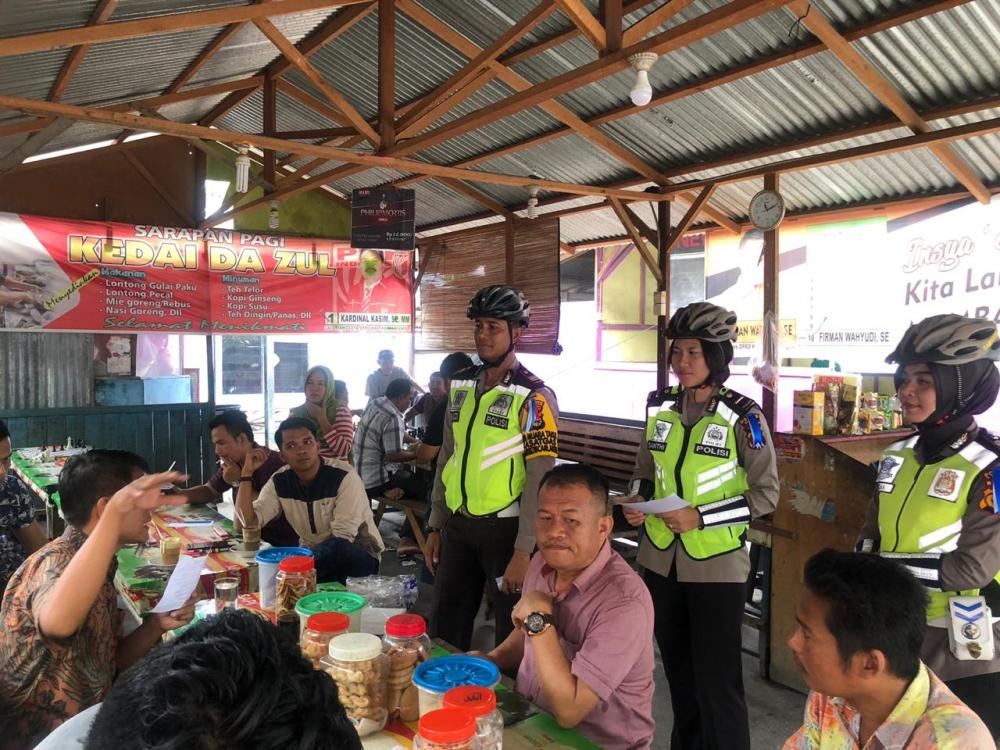 Ops Keselamatan MT 2019 : Polwan Polres Kampar Bagikan Stiker dan Brosur, Ajak Masyarakat Tertib Berlalu lintas