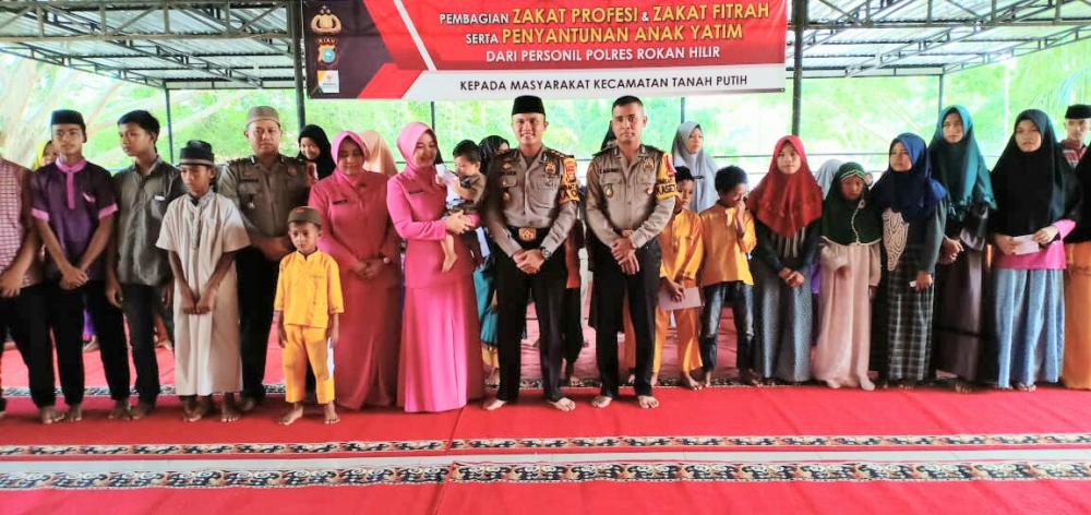 Polres Rohil Salurkan Zakat Profesi dan Zakat Fitrah Langsung Kepada Masyarakat 