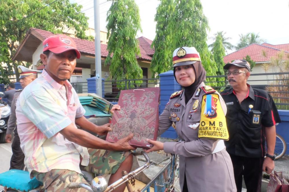 Satlantas Polres Inhil Bagi-Bagi Bunga dan Coklat Bagi Pengendara yang Tertib Berlalulinta di Jalan M Boya