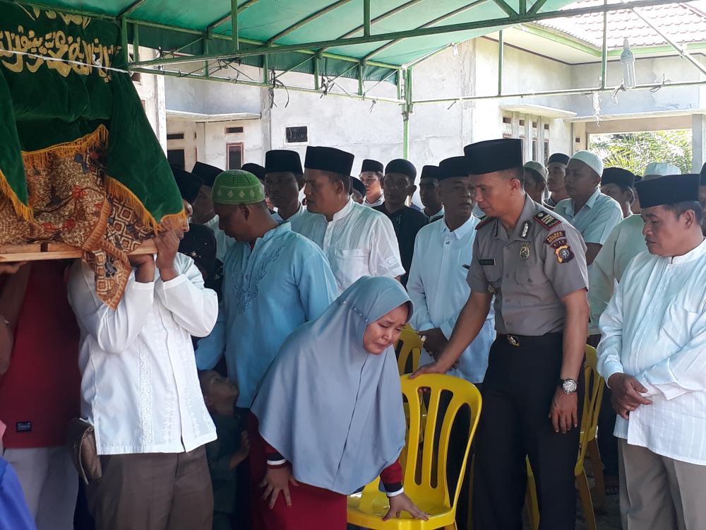 Bentuk Bela Sungkawa, Kapolsek Rupat Beserta Camat Melayat Alm Zainal staf kelurahan