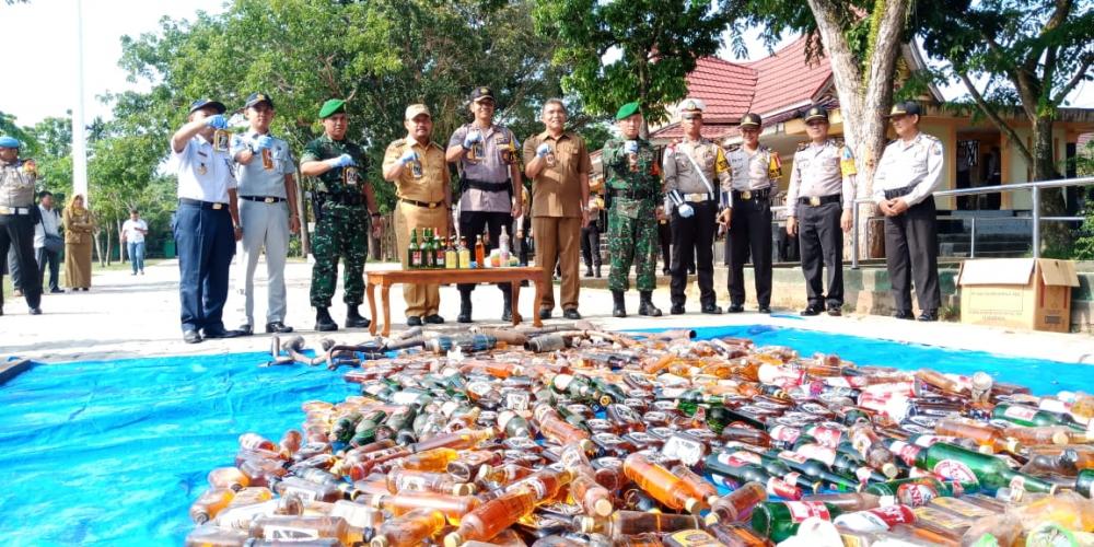 Bupati Kampar Bersama Kapolres dan Forkopimda Musnahkan Miras Hasil Operasi K2YD