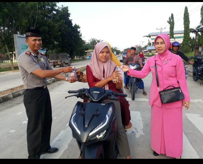 Polsek Rupat Beserta Ibu Ibu Bhayangkari Gelar Acara Santunan Anak Yatim Dan Bagi Bagi Takjil Gratis