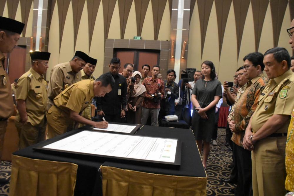 Gubernur dan Bupati se Provinsi Riau Tanda Tangani Komitmen Bersama Pengaduan Layanan Publik.