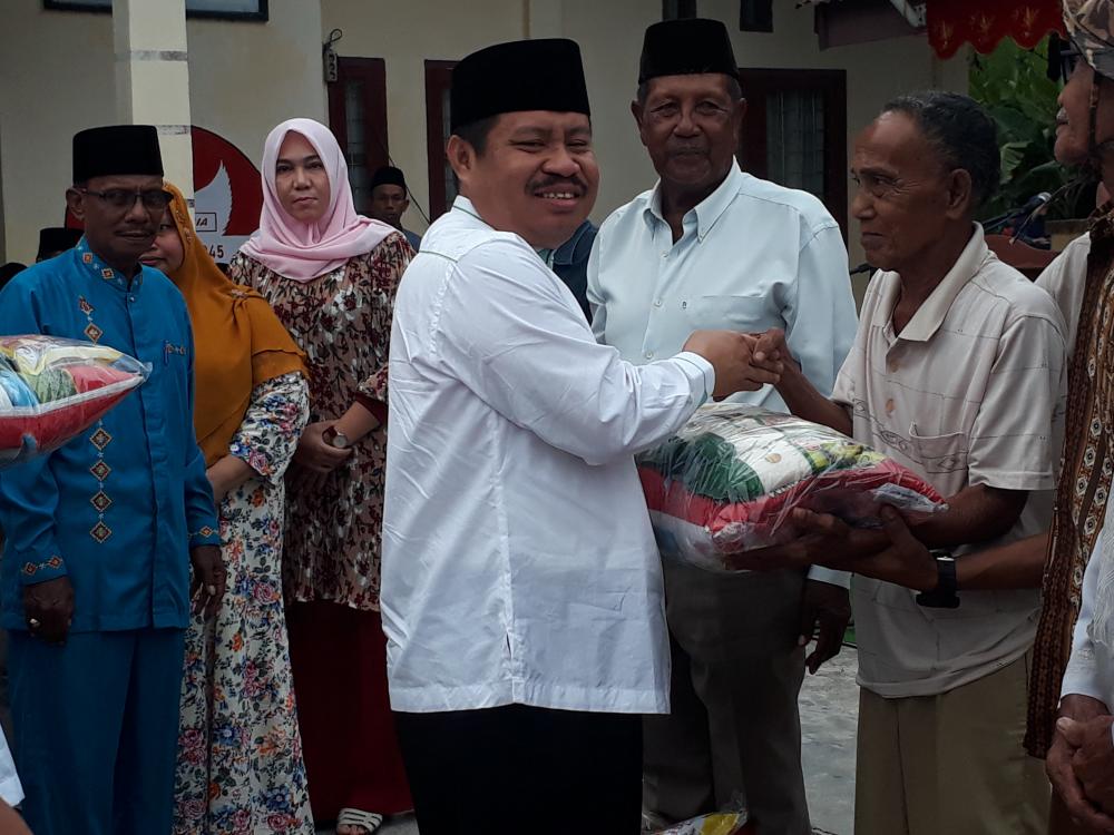 Bupati Amril Serahkan Sembako Murah Kepada Masyarakat Kecamatan Rupat