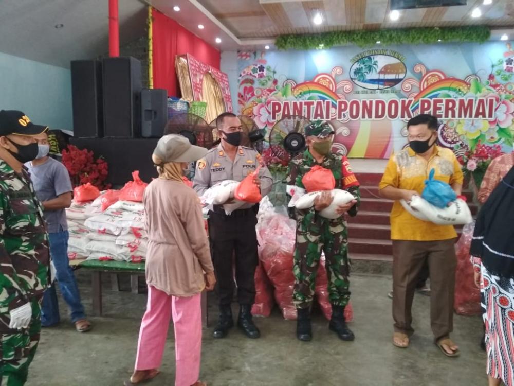 Pengelola Pantai Pondok Permai Santuni Ratusan Kaum Dhuafa