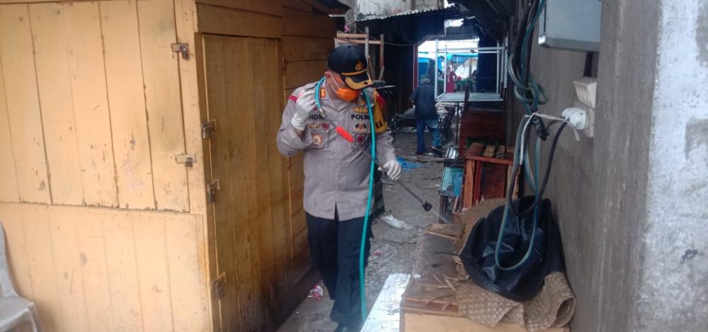 Walau Diguyur Hujan, Kapolres Inhil Terus Semprotkan Cairan Disinfektan