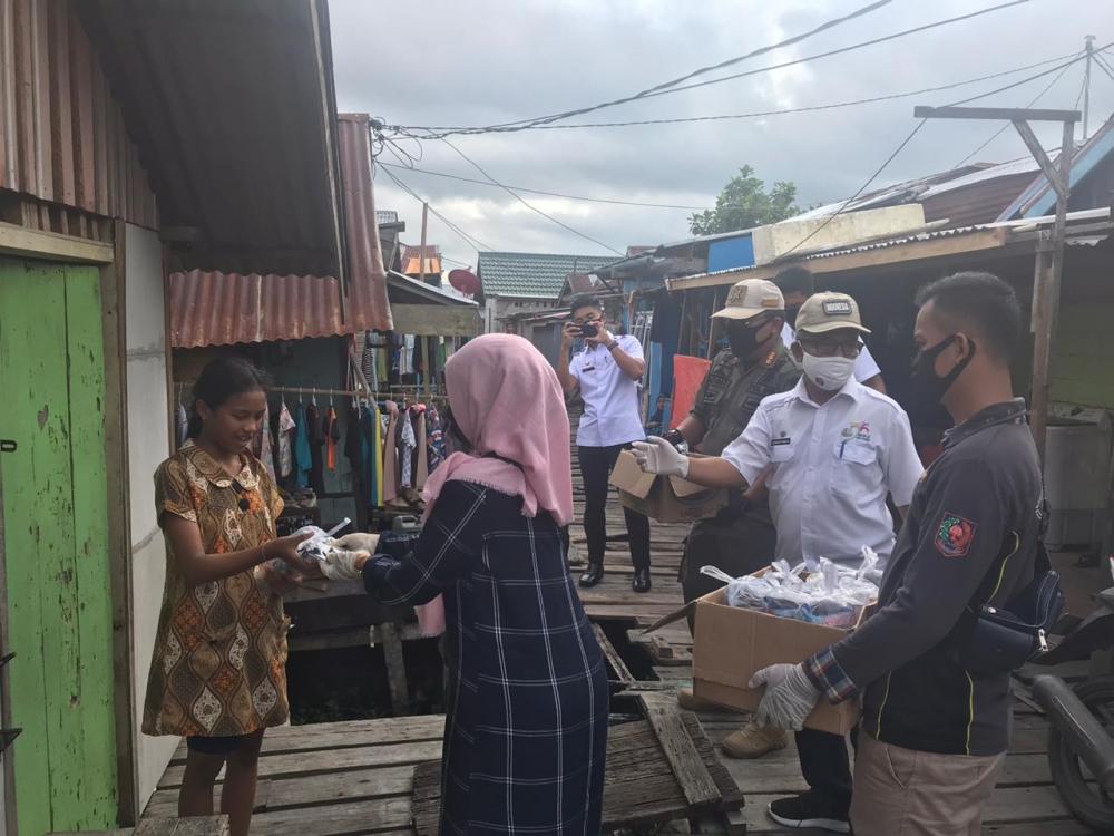 250 Takjil bagikan Pada Warga Dampak Covid 19 IKAPTK dan Pramuka Inhil harapkan Bermanfaat buat warga yang menerima