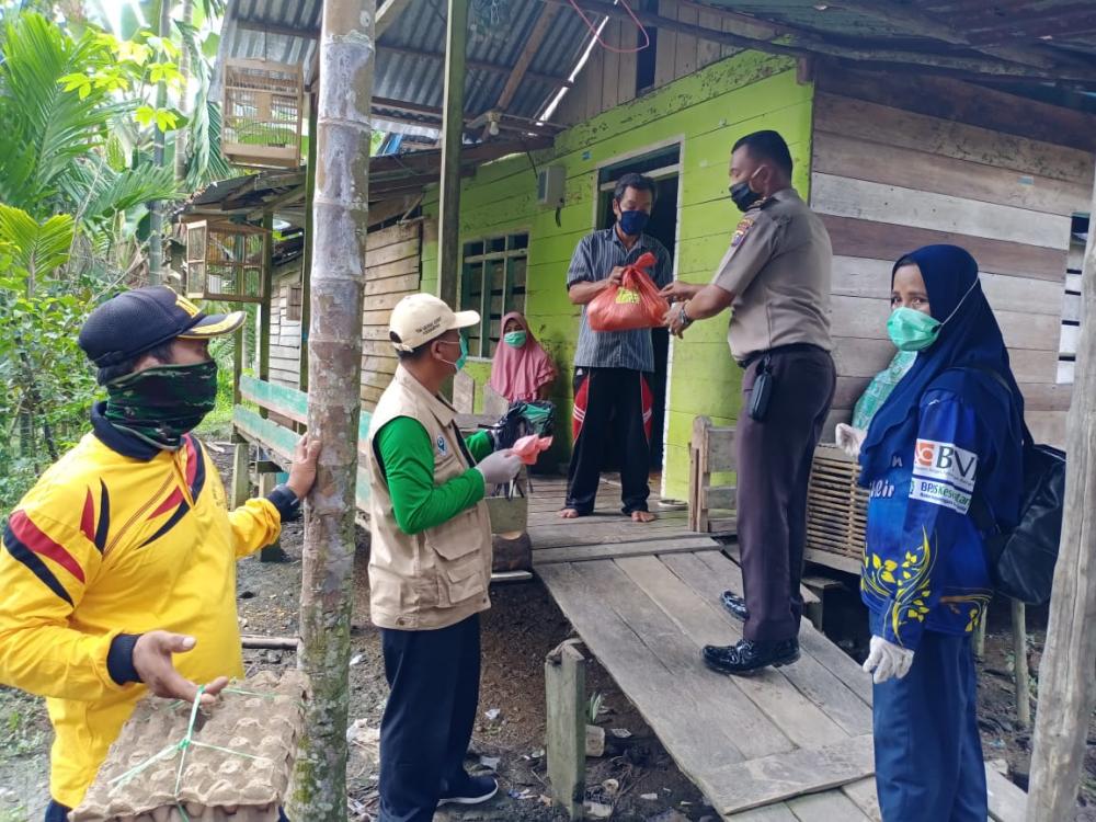 TGC Dinas Kesehatan inhil Bagikan sembako bantu meringankan beban masyarakat selama pandemi covid 19.