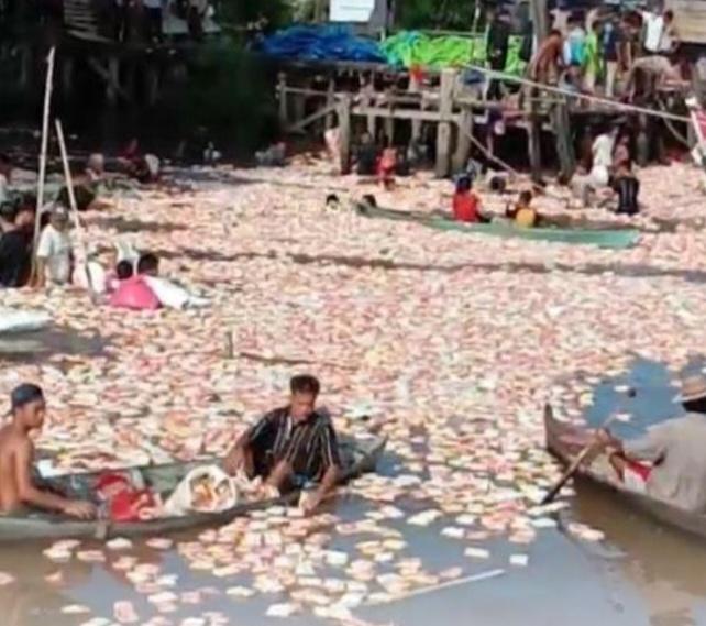Warga Berebut di Air, Kapal Pengangkut Sembako Karam di Sungai Siak Pekanbaru