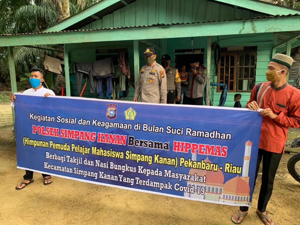 Polsek Simpang Kanan dan Hippemas Bagikan Nasi Bungkus dan Takjil