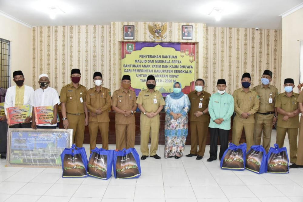 Plh Bupati Bengkalis Salurkan Bantuan Masjid dan Santunan Anak Yatim serta Kaum Dhu&rsquo;afa di Kecamatan Rupat