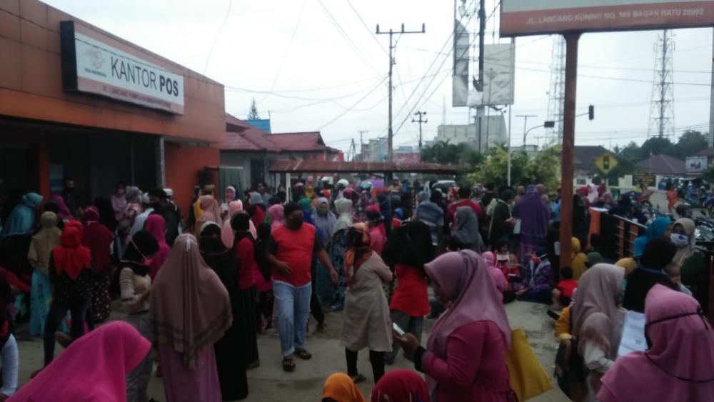 Astaga, Penerima BST di Bagan Batu Tabrak Protokol Sosial Distancing dan Physical Distancing