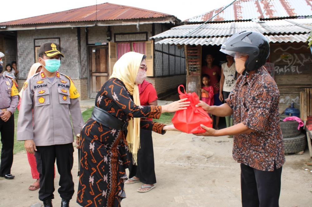 Polres Sergai Bagikan 100 Takjil Dan 100 Nasi Kotak 