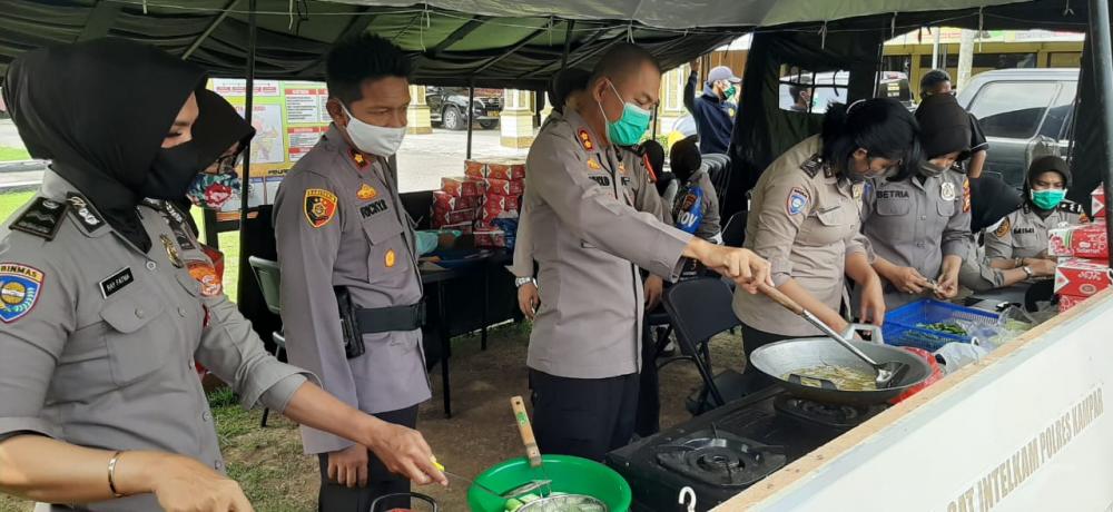 Dapur Umum Polres Kampar Sajikan 350 Nasi Kotak Untuk Warga Kurang Mampu Terdampak Covid-19