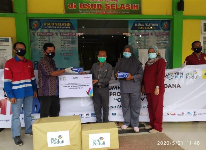 PLN UP3 Pekanbaru ULP Pangkalan Serahkan 40 APD kepada RSUD Selasih Pangkalan Kerinci